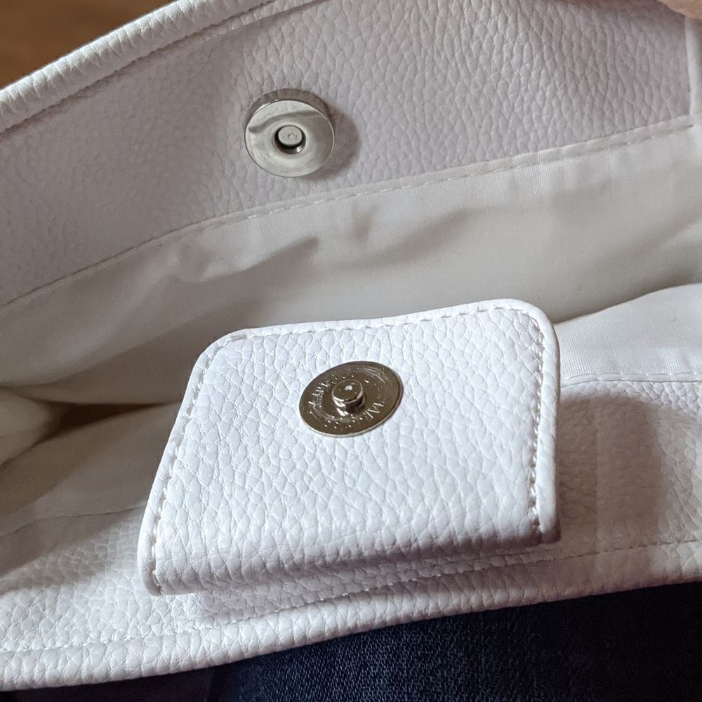 Minicci Best Mom Ever White Vegan Leather Purse - Picture 6 of 13